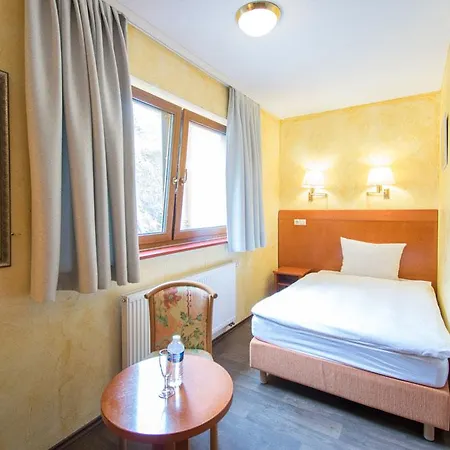 Aux Tanneries De 3*