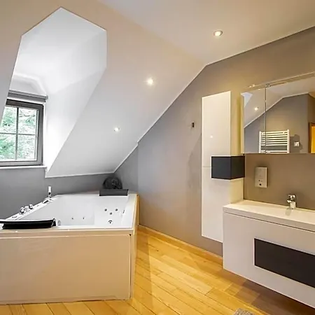 Aux Tanneries De 3*