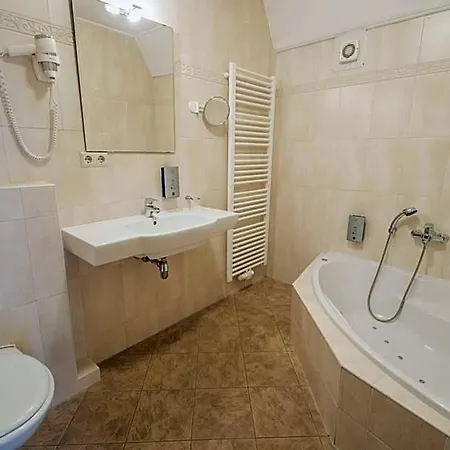 Aux Tanneries De 3*
